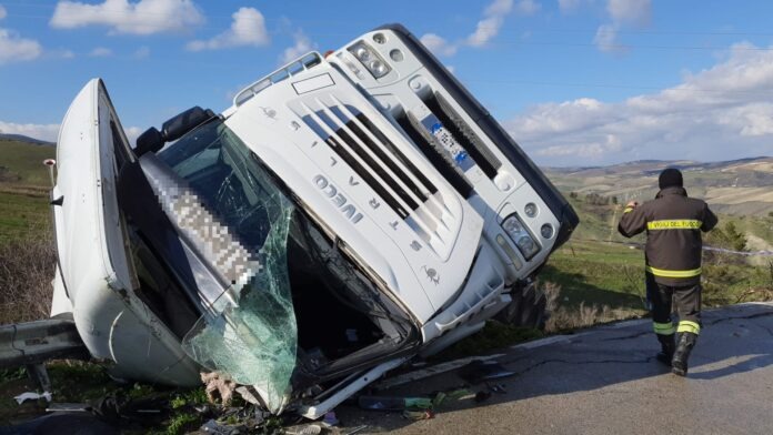 CEDE L’ASFALTO, TIR SI RIBALTA E FINISCE FUORI STRADA. L’AVVOCATO: “SICUREZZA E MANUTENZIONE VALGANO PER TUTTI”