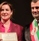 Il sindaco Decaro consegna le Chiavi della Città a Luisa Ranieri nel Teatro Piccinni