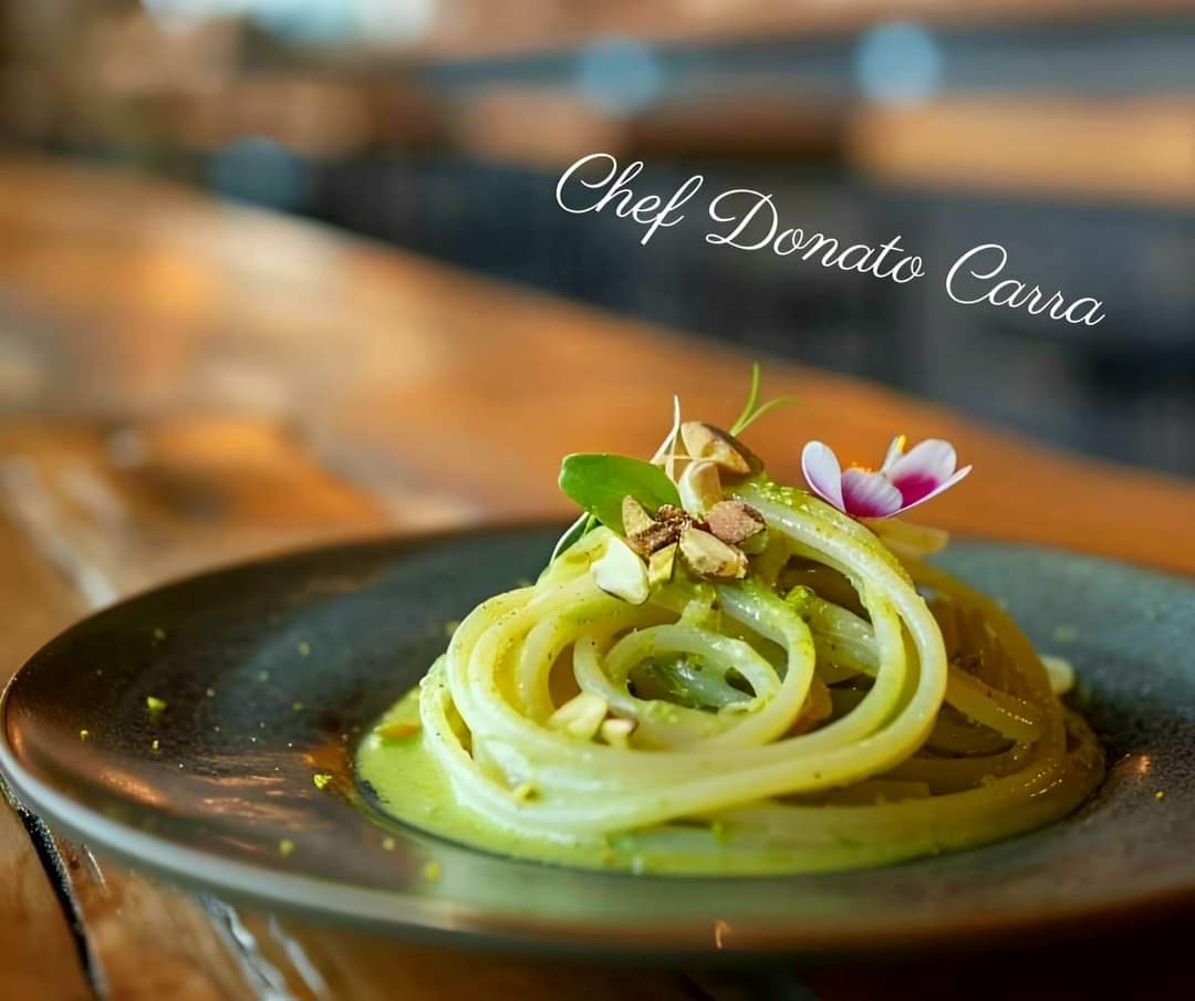 Troccoli al pesto di pistacchi  su vellutata di fave