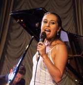 " Veronica Swift: The Real Deal " L'intervista di Roseanna Vitro alla giovane cantante di talento che parla dell'apprendimento della sua arte come cantante e musicista