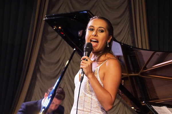 " Veronica Swift: The Real Deal " L'intervista di Roseanna Vitro alla giovane cantante di talento che parla dell'apprendimento della sua arte come cantante e musicista