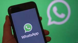 "Whatsapp, arriva il galateo per la chat: ecco 7 regole da seguire per non essere scortesi"