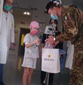 Uova di cioccolato nei reparti di Pediatria del Policlinico di Bari grazie ai Militari e all’Associazione Agebeo