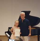 Giovani pianisti insieme per la pace in Ucraina