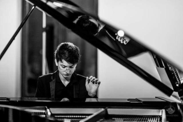 Andrea Simone De Nicolò, il talentuoso pianista in concerto a Turi