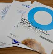 In consegna i caschi per le donne in trattamento chemioterapico: umanizzare le cure prevenendo la caduta dei capelli