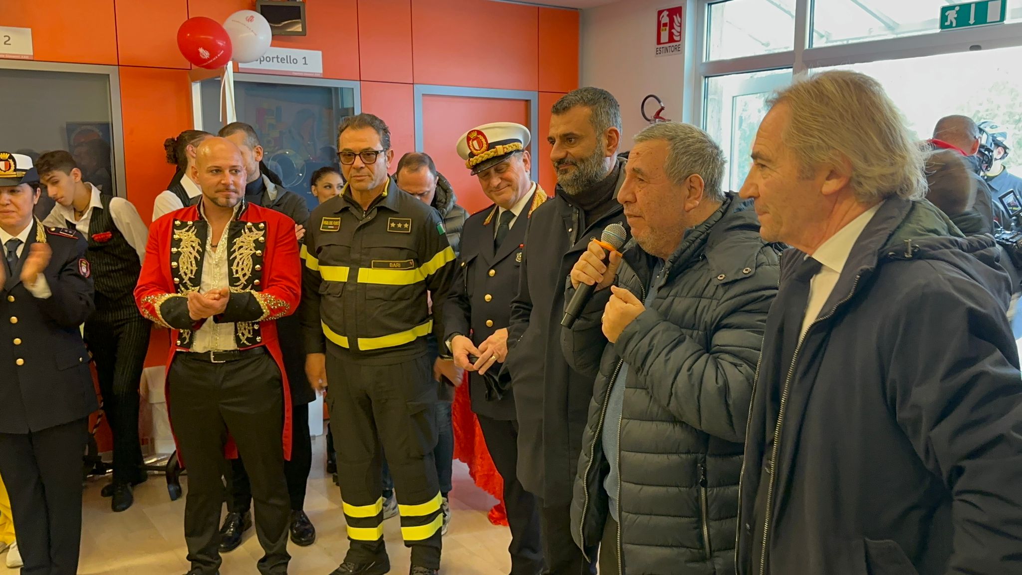 La Befana fa il suo trionfale ingresso all’ospedale pediatrico Giovanni XXII e nel tendone del circo