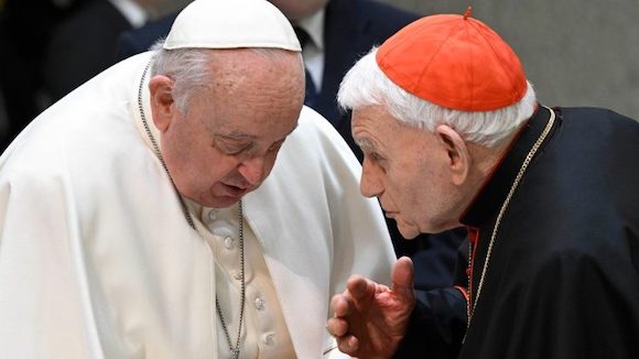 Papa Francesco rende omaggio al card. Ernest Simoni "martire vivente" dell'Albania