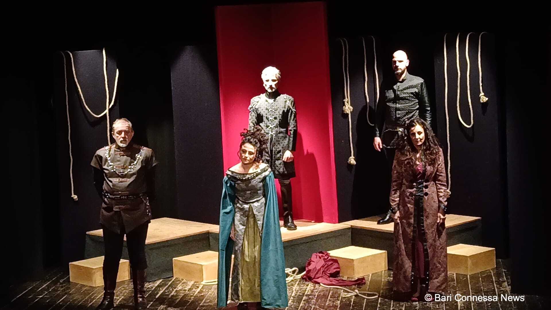 '' Otello della Compagnia Calandra conquista il pubblico del Teatro Angioino di Mola di Bari.''