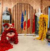 40° anniversario gemellaggio Bari-Guangzhou: il sindaco riceve in dono dalla città cinese costumi e strumenti della Danza del leone